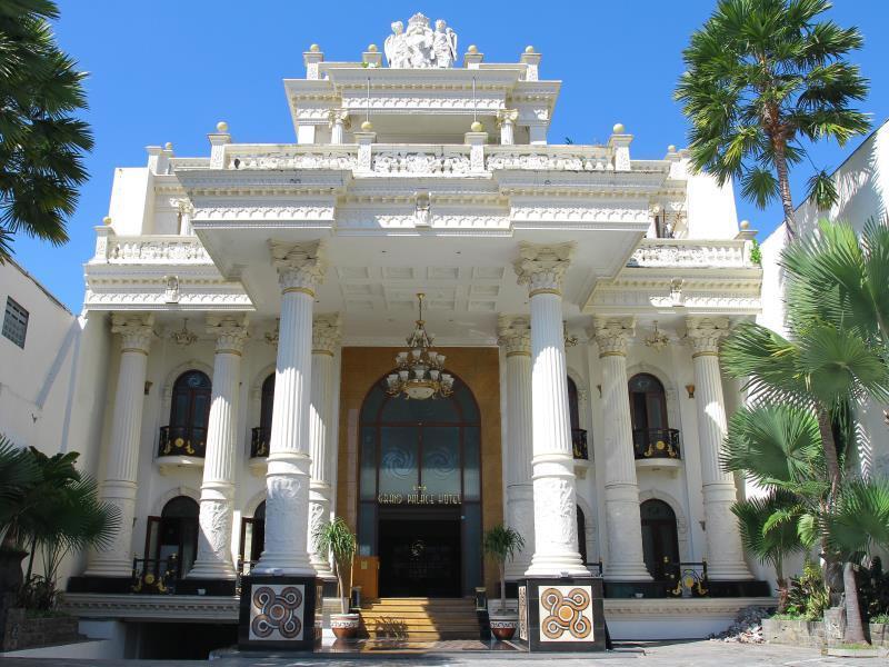 The Grand Palace Hotel מאלאנג מראה חיצוני תמונה