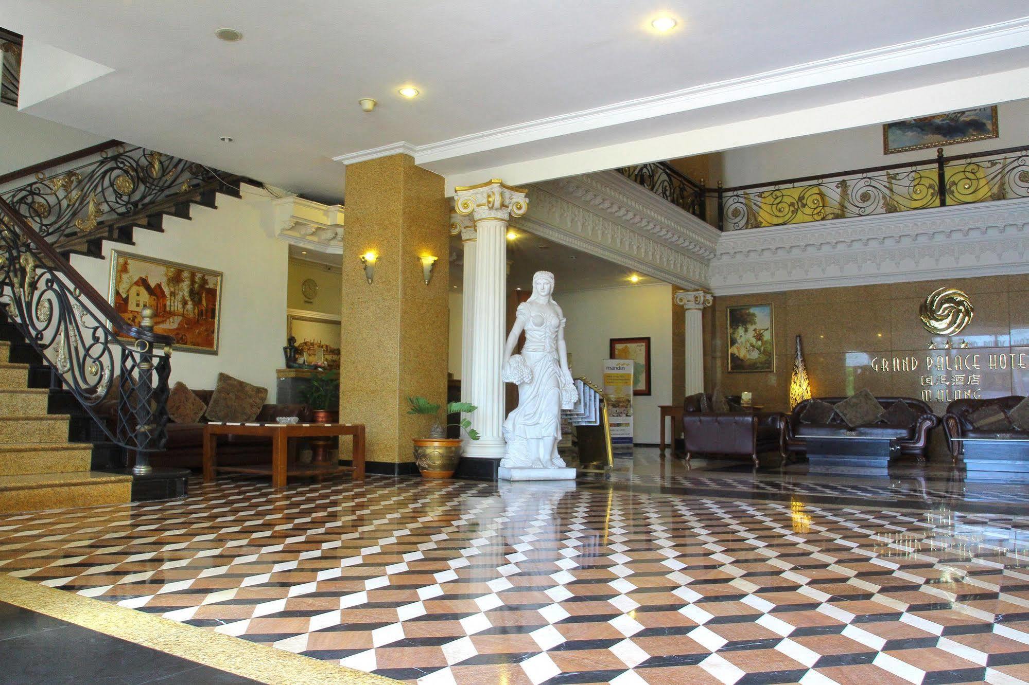 The Grand Palace Hotel מאלאנג מראה חיצוני תמונה